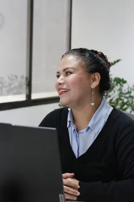 Integrante del equipo EXSE sonriendo en la oficina