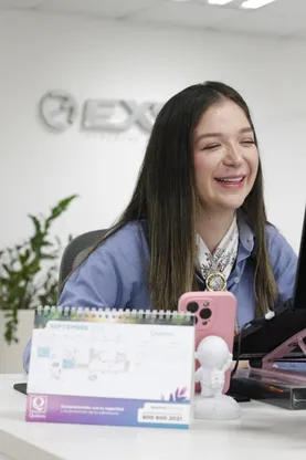 Integrante del equipo EXSE riendo durante su jornada