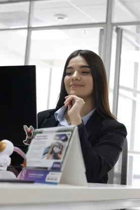 Integrante del equipo EXSE atendiendo desde su escritorio