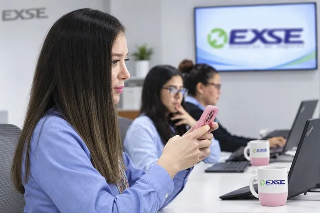 Equipo EXSE trabajando en la oficina